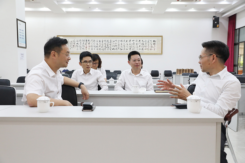 图：徐董与工商银行领导亲切友好交流